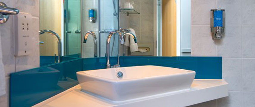Holiday Inn Express Bath - Bathroom
