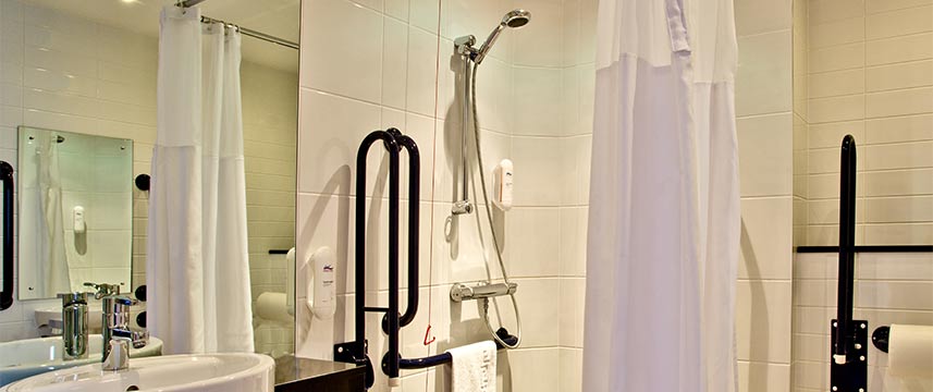 Holiday Inn Express Birmingham South A45 - Accessible Bathroom