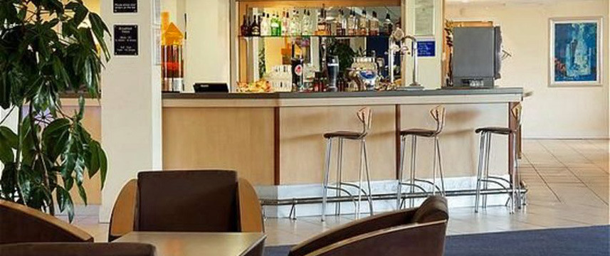 Holiday Inn Express Cardiff Airport - Bar