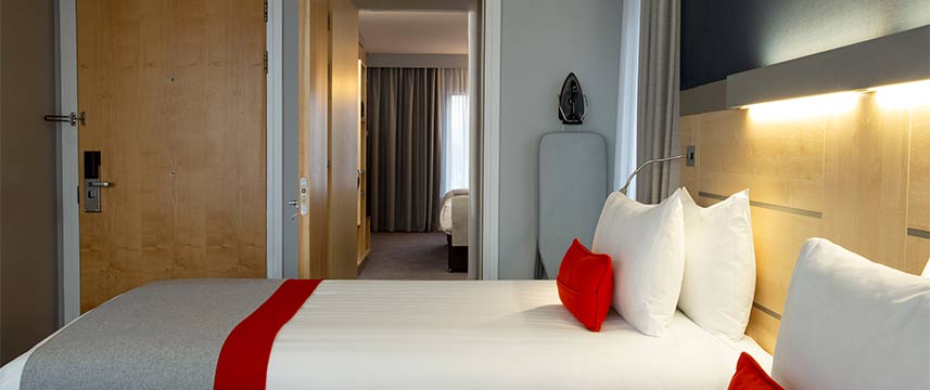 Holiday Inn Express Cheltenham Town Centre - Interconnecting