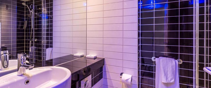 Holiday Inn Express Colchester - Bathroom