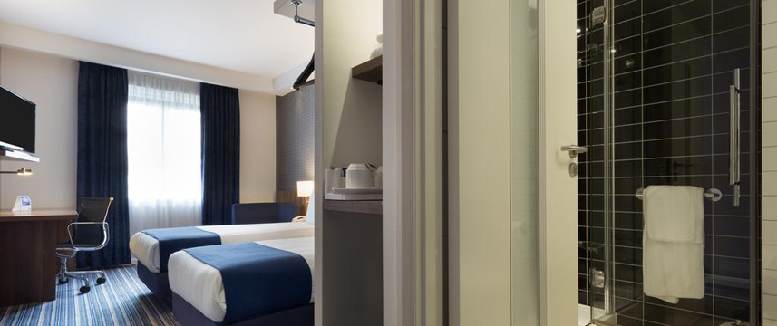 Holiday Inn Express Colchester - Ensuite Shower Room