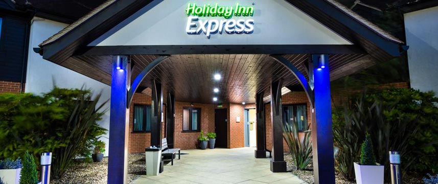 Holiday Inn Express Colchester - Exterior Evening
