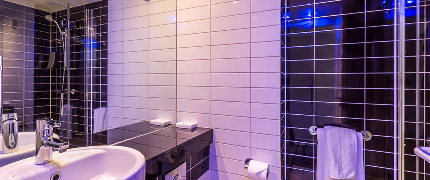 Holiday Inn Express Colchester - Shower Room