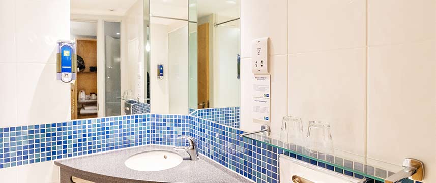 Holiday Inn Express Dundee - Bathroom