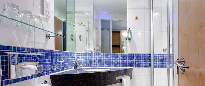 Holiday Inn Express Edinburgh Royal Mile - Bathroom