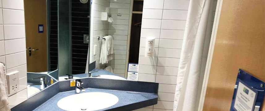 Holiday Inn Express Glenrothes - Bathroom