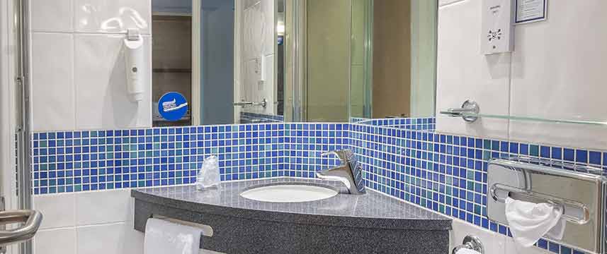 Holiday Inn Express Kettering - Bathroom