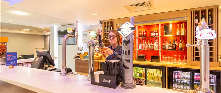 Holiday Inn Express Kettering - Lobby Bar