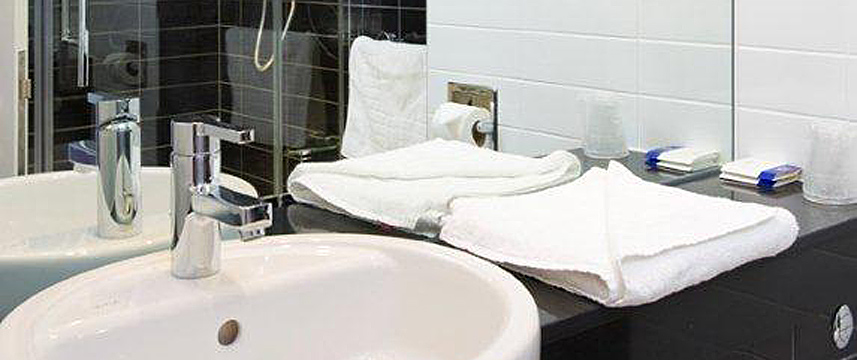 Holiday Inn Express Leeds East - Bathroom