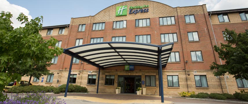 Holiday Inn Express Liverpool Knowsley Exterior