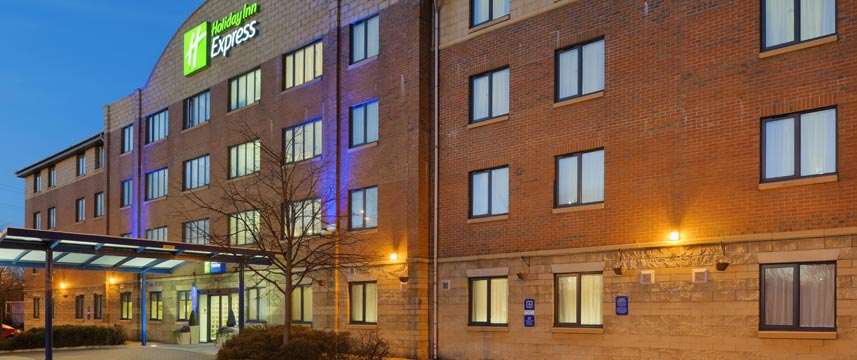 Holiday Inn Express Liverpool Knowsley Exterior Evening