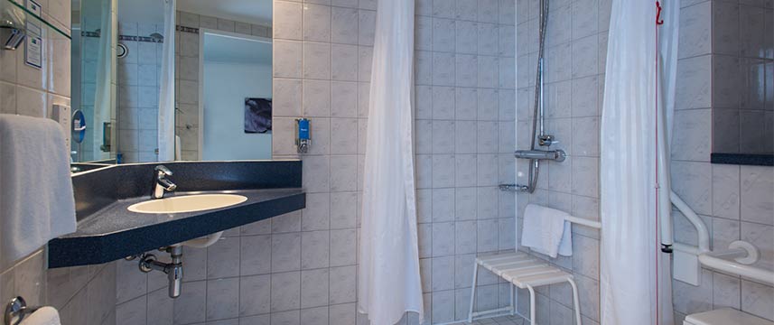 Holiday Inn Express London Chingford - Accessible Bathroom