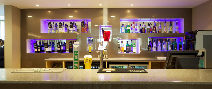 Holiday Inn Express London Earls Court - Bar