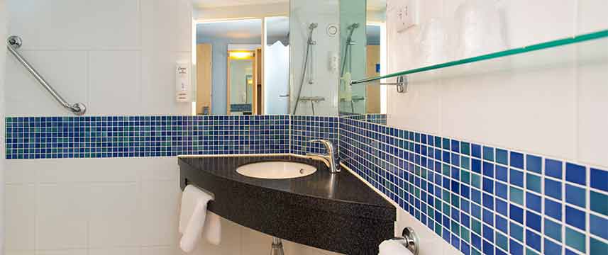 Holiday Inn Express London Epsom Downs - Bathroom