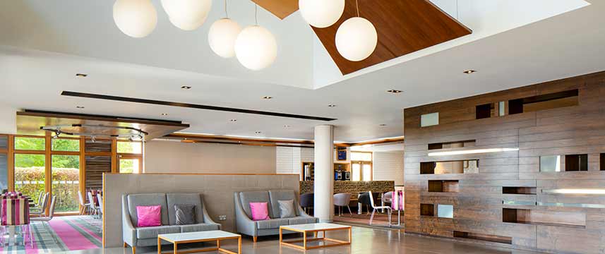 Holiday Inn Express London Epsom Downs - Lobby