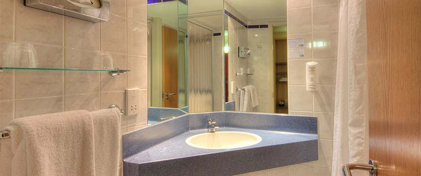 Holiday Inn Express London Limehouse - Bathroom