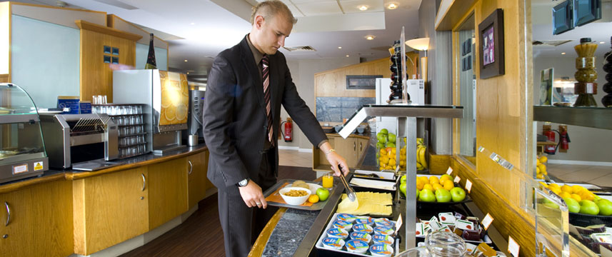 Holiday Inn Express Luton Airport - Breakfast