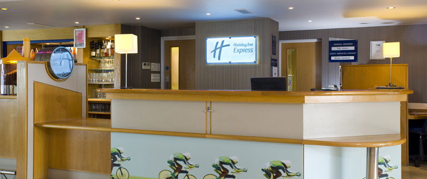 Holiday Inn Express Luton Airport - Lobby