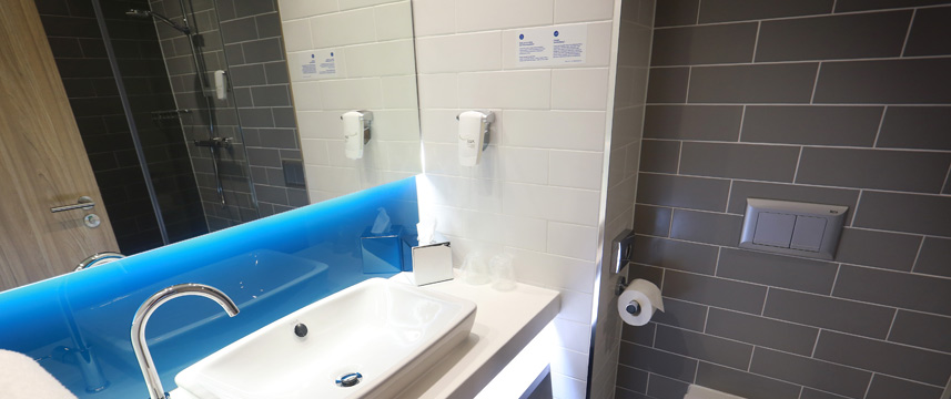 Holiday Inn Express Manchester Trafford City - Bathroom