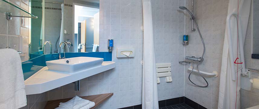 Holiday Inn Express Milton Keynes - Accessible Bathroom