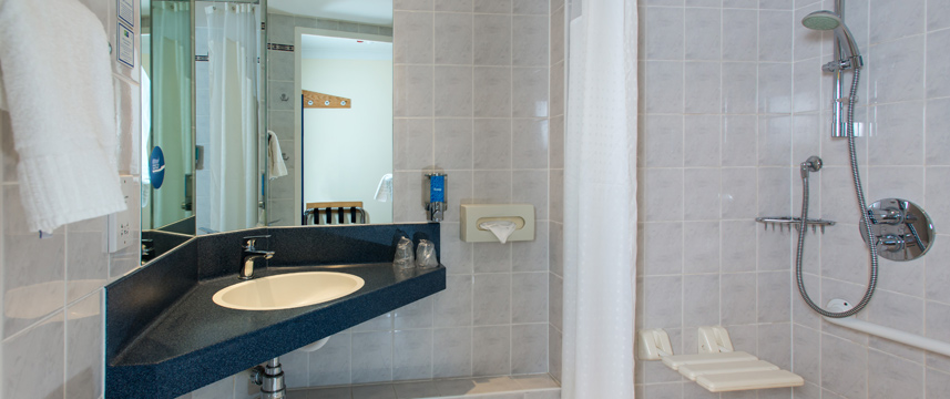 Holiday Inn Express Oldbury M5 Jct 2 - Access Bath