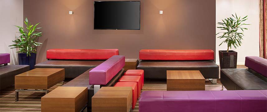 Holiday Inn Express Poole - Lobby seating