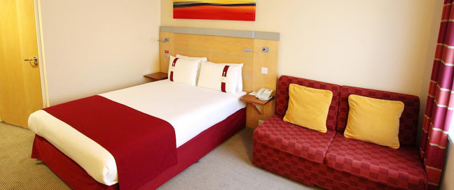 Holiday Inn Express Redditch - Bedroom With Sofa