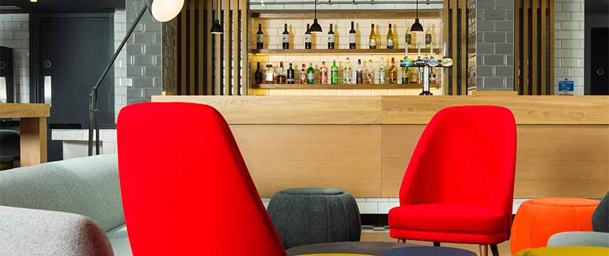 Holiday Inn Express Swindon City Centre - Lobby Bar