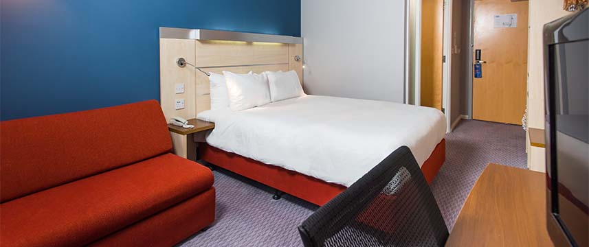 Holiday Inn Express Swindon City Centre - Queen Room Sofa