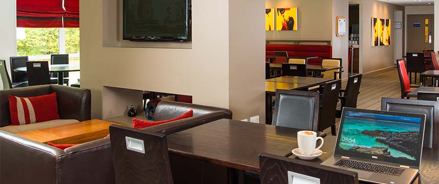 Holiday Inn Express Swindon West M4 - Lobby Lounge Tables
