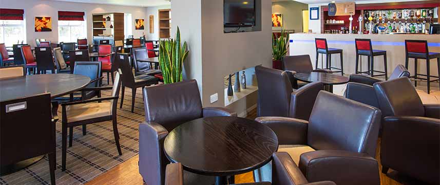 Holiday Inn Express Warwick Lobby Lounge