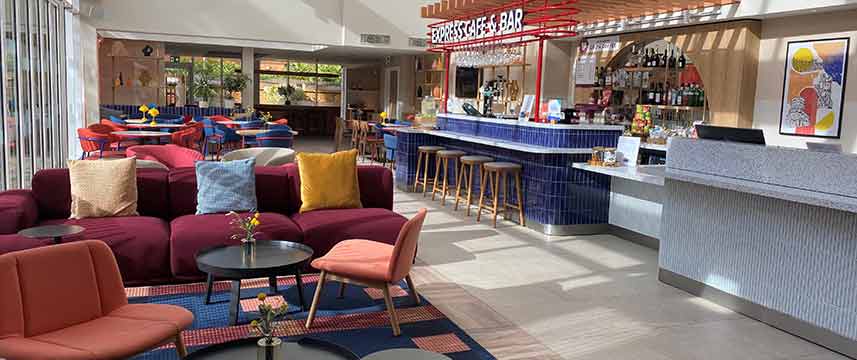 Holiday Inn Express Windsor - Lobby Lounge