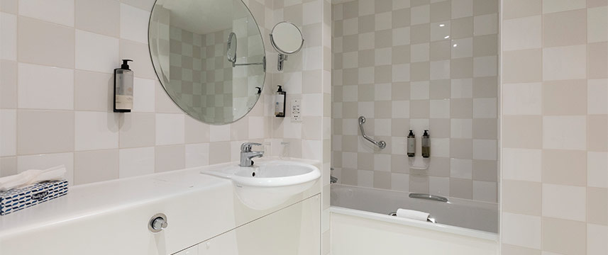 Holiday Inn Guildford - Bathroom