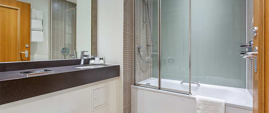 Holiday Inn Leamington Spa Bathroom