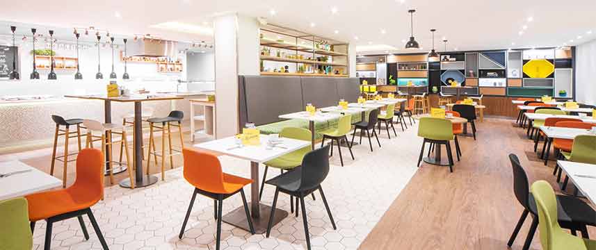 Holiday Inn London - Gatwick Airport - Restaurant Tables