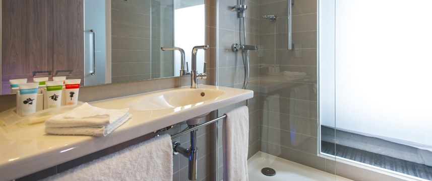 Holiday Inn London West - Executive Bathroom
