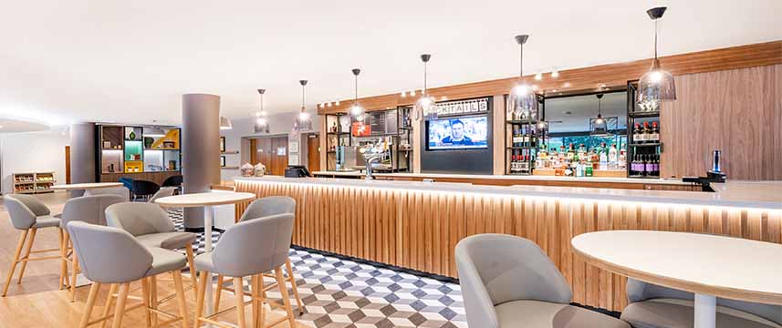 Holiday Inn Luton Airport - Lobby Bar