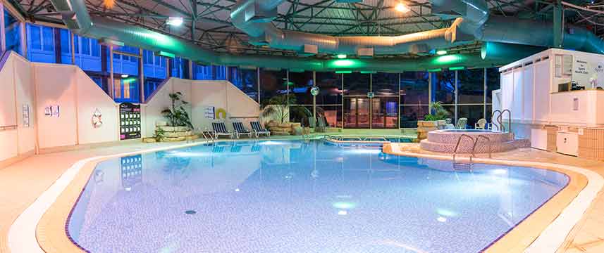 Holiday Inn Maidenhead Windsor - Pool Night