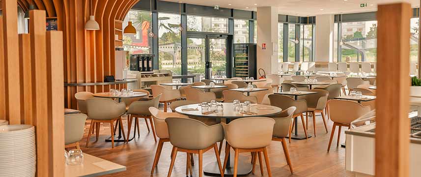 Holiday Inn Paris CDG Airport - Restaurant Tables