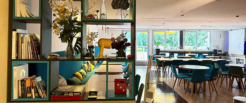 Holiday Inn Paris Montmartre - Open Lobby