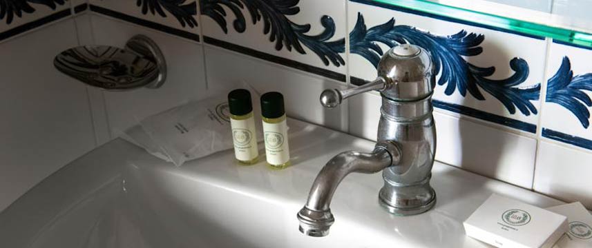 Hotel American Palace Bathroom