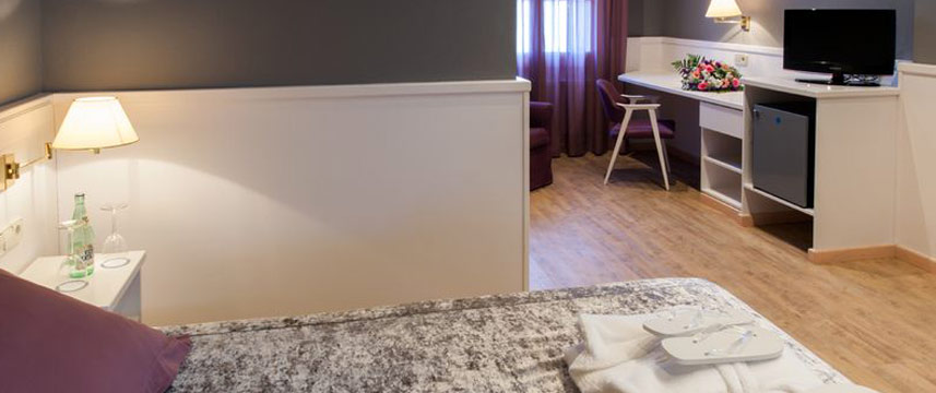 Hotel Balneari Vichy Catalan - Bedroom Desk
