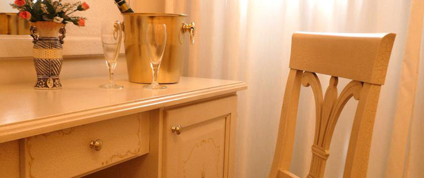 Hotel Cambridge - Room Desk
