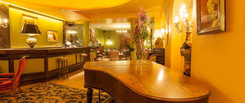 Hotel Cecilia - Bar Area