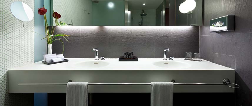 Hotel Condes Urban Bathroom