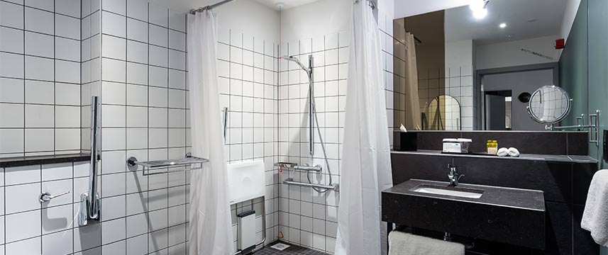 Hotel Indigo Dundee - Accessible Bathroom