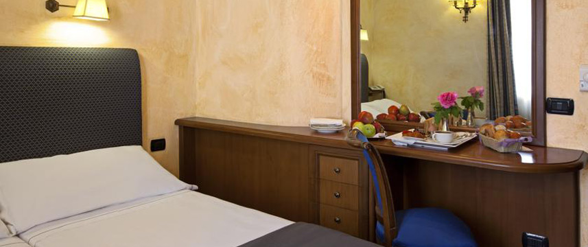 Hotel La Fenice - Twin Bedroom