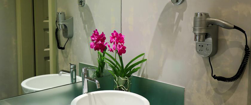 Hotel Leonardo Prague - Bathroom