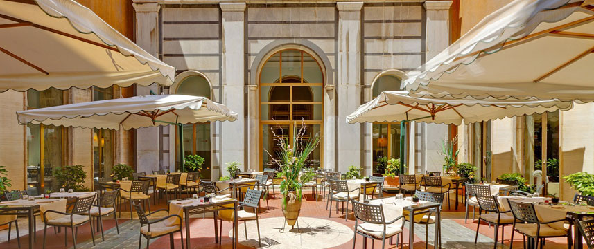 Hotel Palazzo Carpegna - Courtyard